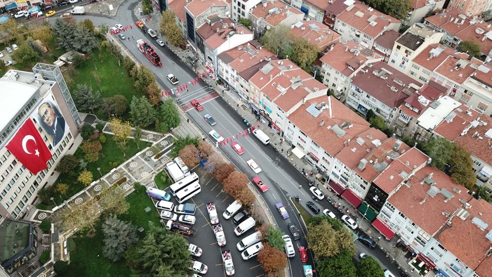 Kadıköy'de klasik otomobillerden Cumhuriyet Konvoyu
