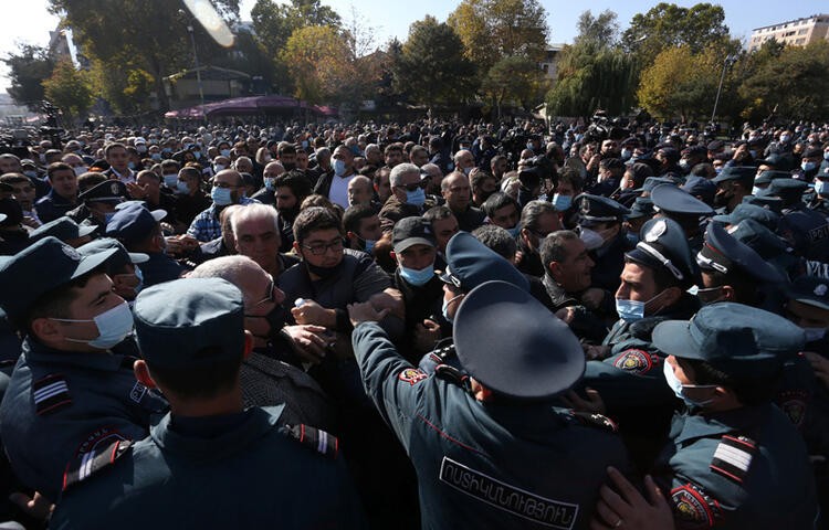 Azerbaycan yenilgisinin ardından Ermenistan karıştı! Tarihi hezimet