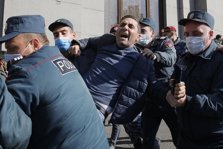 Azerbaycan yenilgisinin ardından Ermenistan karıştı! Tarihi hezimet