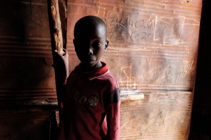 Kenya'da evsiz annelerinden çalınan bebekler karaborsada satılıyor