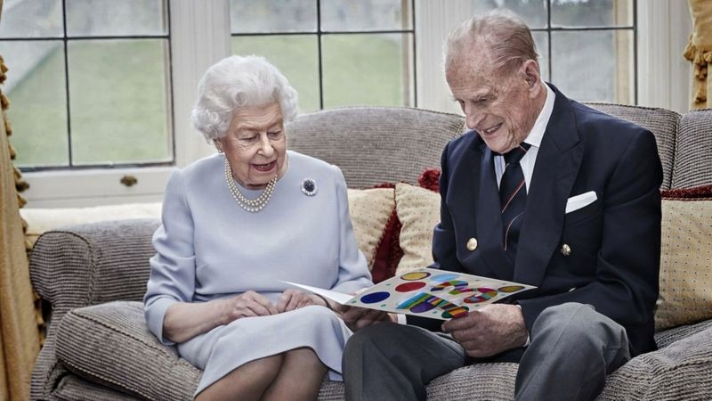 Kraliçe 2. Elizabeth ve eşi Prens Philip 73. evlilik yıl dönümlerini kutluyor