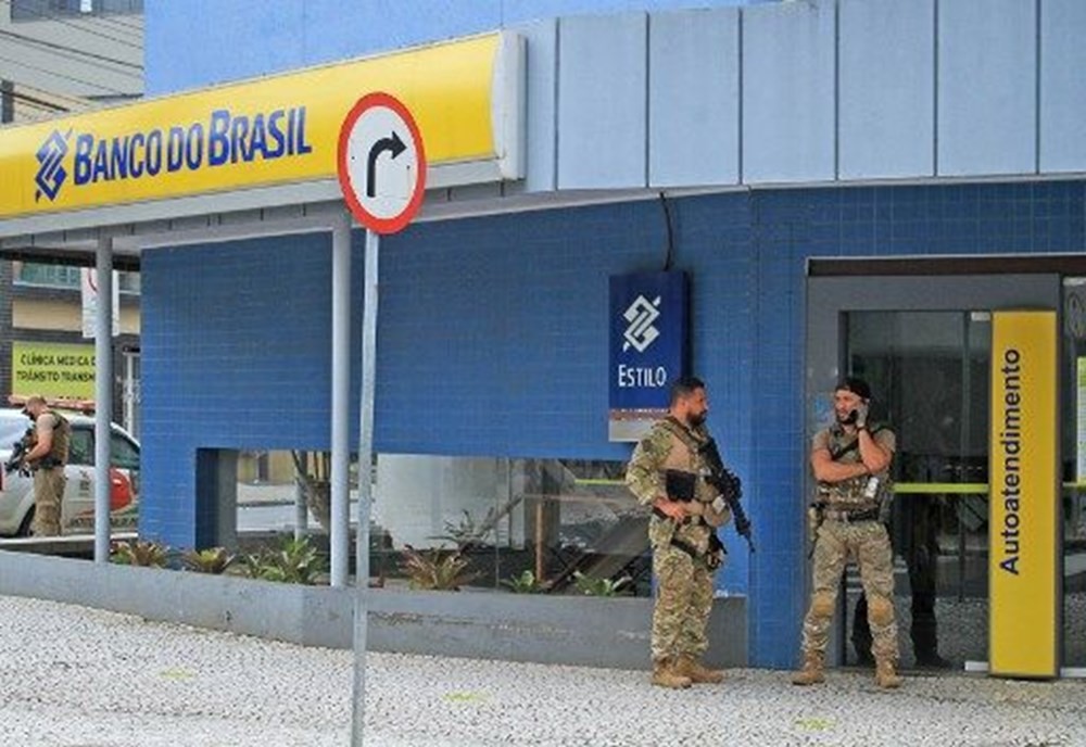 Brezilya'da savaş gibi banka soygunu