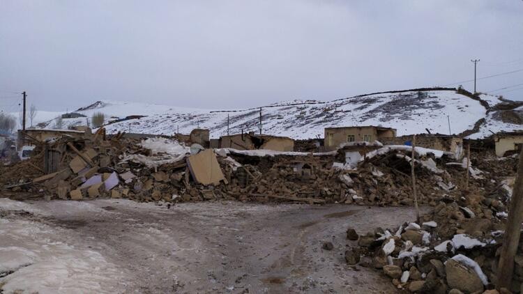 İran'da deprem oldu! Van'da onlarca ev yıkıldı