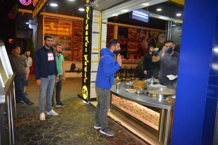 Yasak biter bitmez şırdan ve kebaba hücum