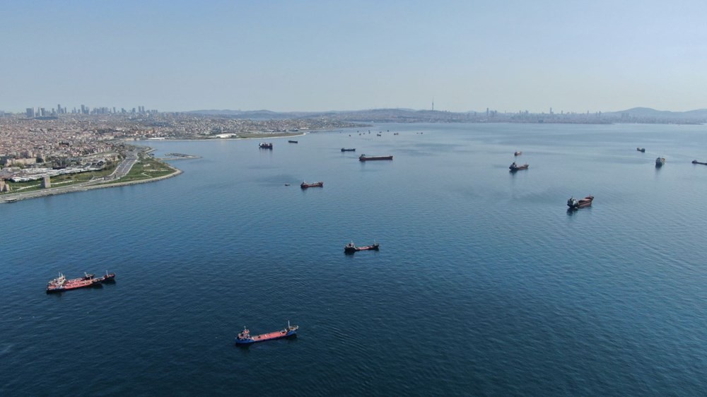 Zeytinburnu açıklarında onlarca gemi salgının bitmesini bekliyor