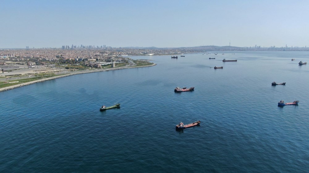 Zeytinburnu açıklarında onlarca gemi salgının bitmesini bekliyor