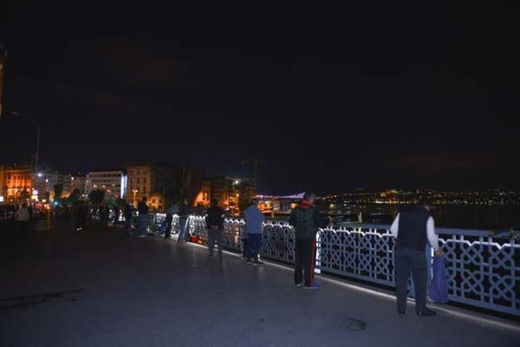Kısıtlama biter bitmez oltasını kapan Galata Köprüsü'ne koştu