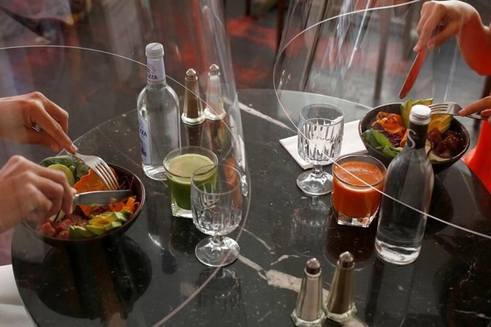 Normale dönüşte ülke ülke restoran manzaraları