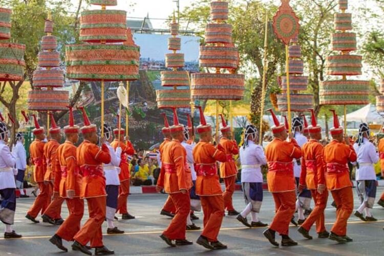  Tayland'da da yaşam biçimiyle şaşkına çeviren Kral Rama X tartışılıyor