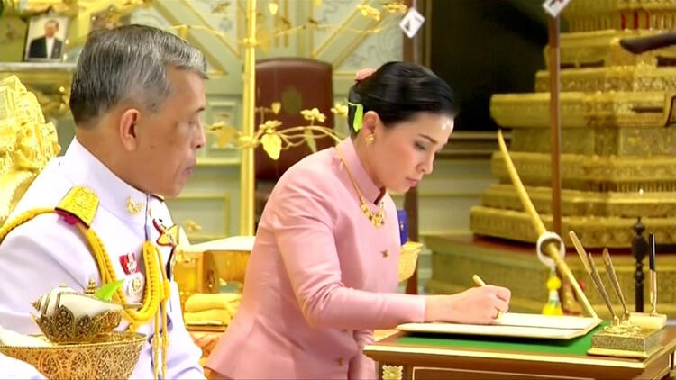  Tayland'da da yaşam biçimiyle şaşkına çeviren Kral Rama X tartışılıyor