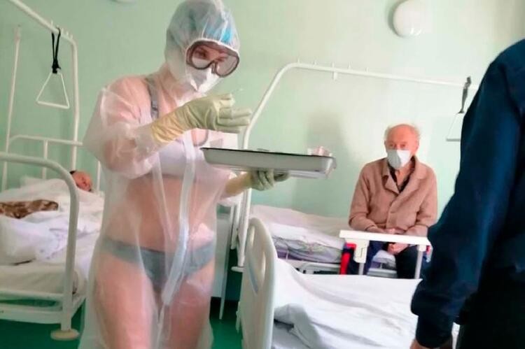 İç çamaşırlı korona virüs hemşiresi model oldu