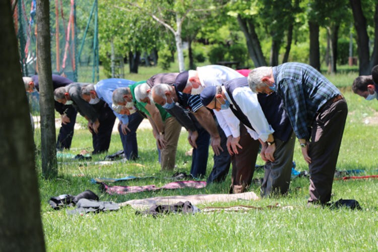 Camilerde salgın sürecindeki ikinci cuma namazı kılındı