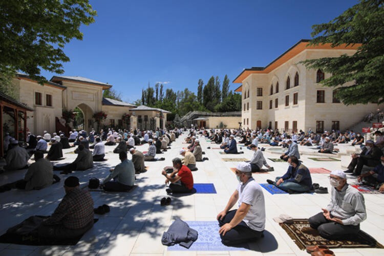Camilerde salgın sürecindeki ikinci cuma namazı kılındı