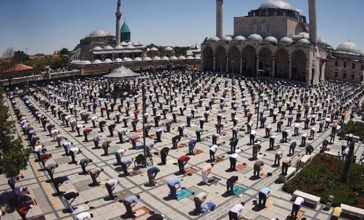 Camilerde salgın sürecindeki ikinci cuma namazı kılındı