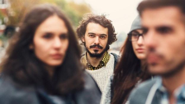 Göz kontağı insanı neden etkiler?