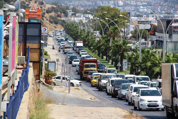 Bodrum'da bayram yoğunluğu: Kilometrelerce kuyruk