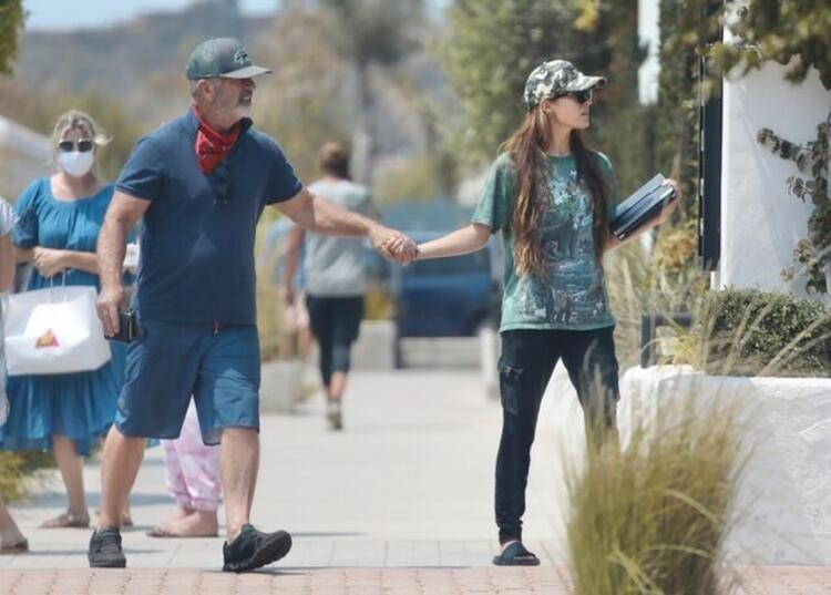 Mel Gibson 34 yaş küçük sevgilisiyle tatilde