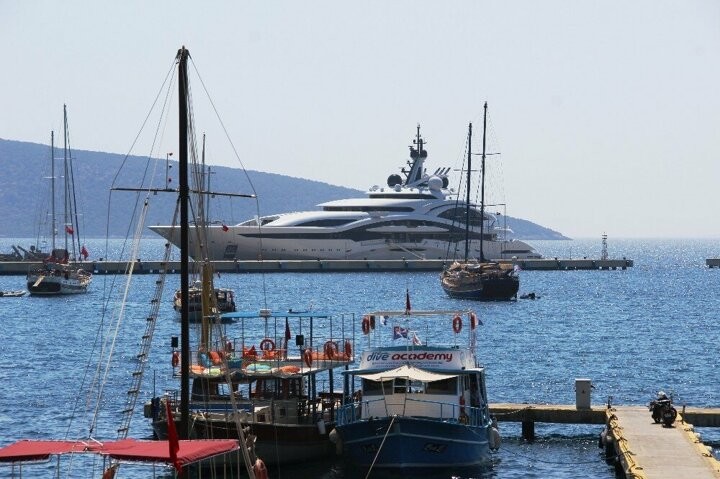 Katar emirinin yüzer sarayı Bodrum’a demir ettı