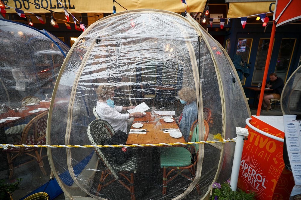 Restoranlarda yeni trend sosyal mesafe balonları