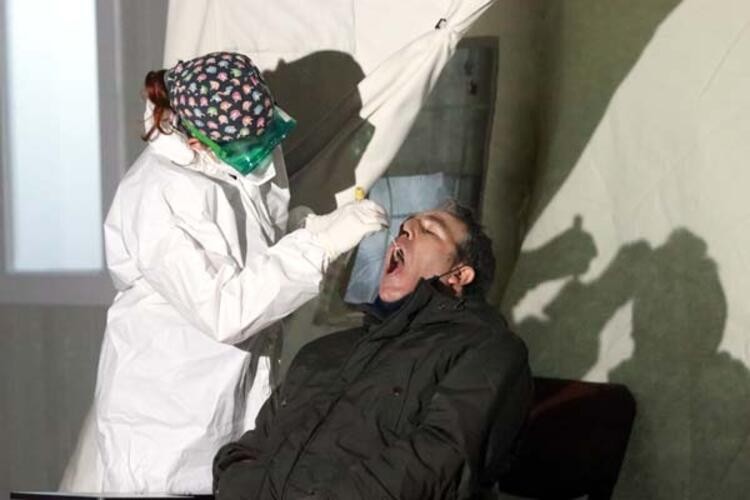 Kovid-19 savaşçıları yeni yıla da cephede girdi