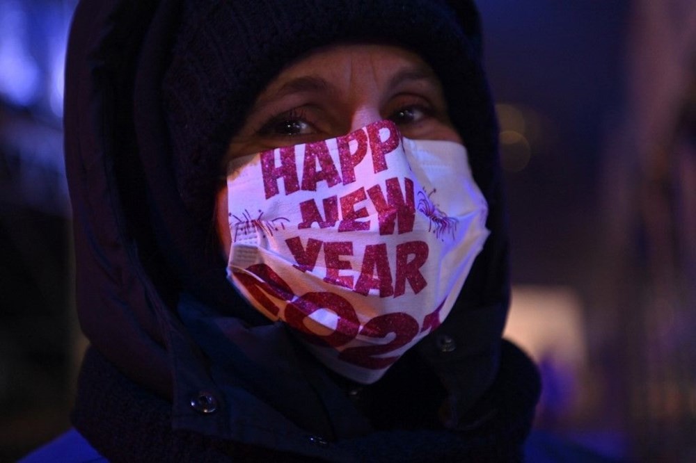 Dünya pandeminin gölgesinde 2021'i böyle karşıladı