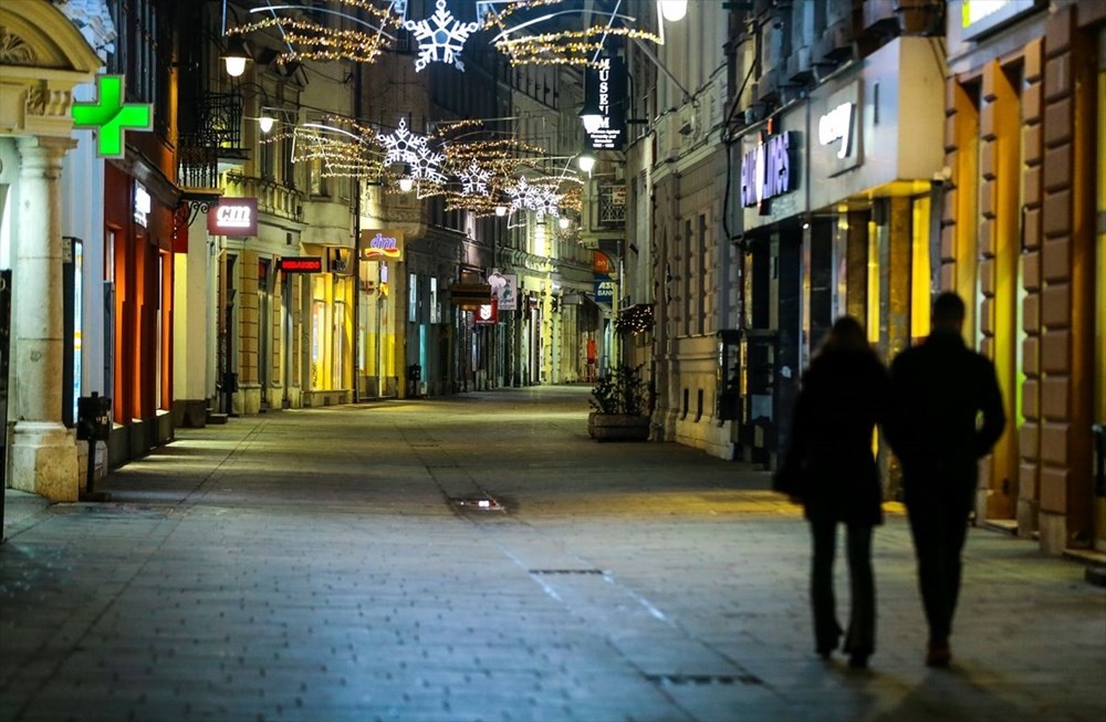 Dünya pandeminin gölgesinde 2021'i böyle karşıladı