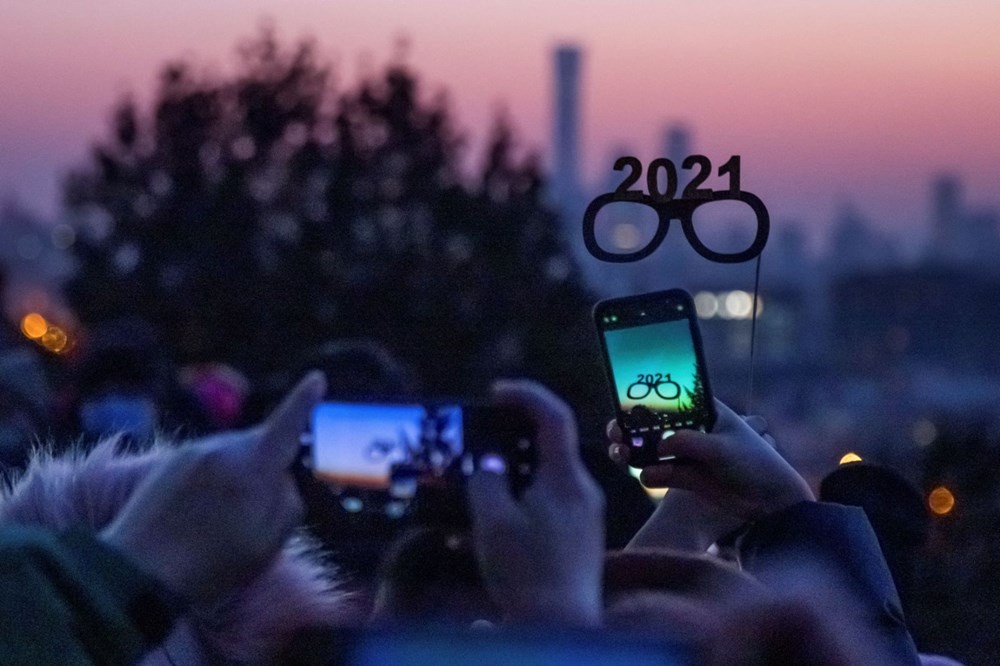Dünya pandeminin gölgesinde 2021'i böyle karşıladı