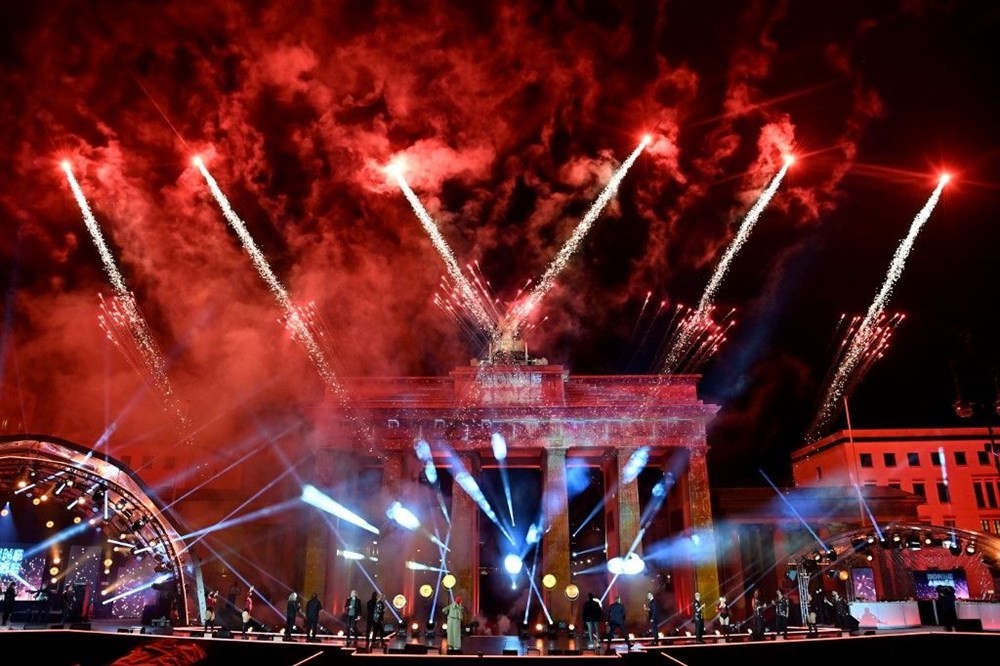 Dünya pandeminin gölgesinde 2021'i böyle karşıladı