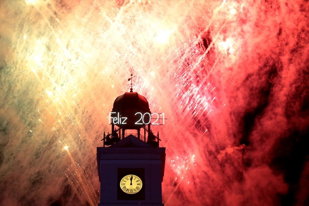 Dünya pandeminin gölgesinde 2021'i böyle karşıladı