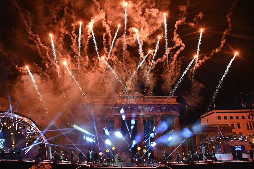 Dünya pandeminin gölgesinde 2021'i böyle karşıladı