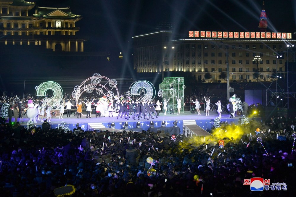 Dünya pandeminin gölgesinde 2021'i böyle karşıladı