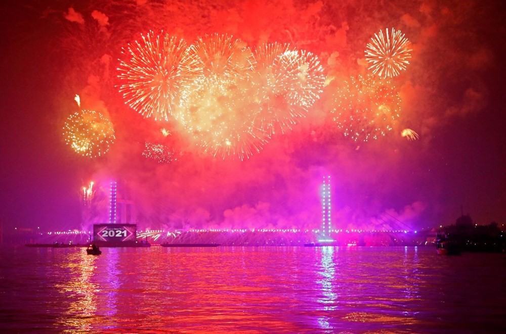 Dünya pandeminin gölgesinde 2021'i böyle karşıladı
