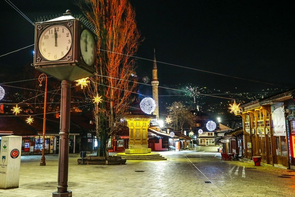 Dünya pandeminin gölgesinde 2021'i böyle karşıladı