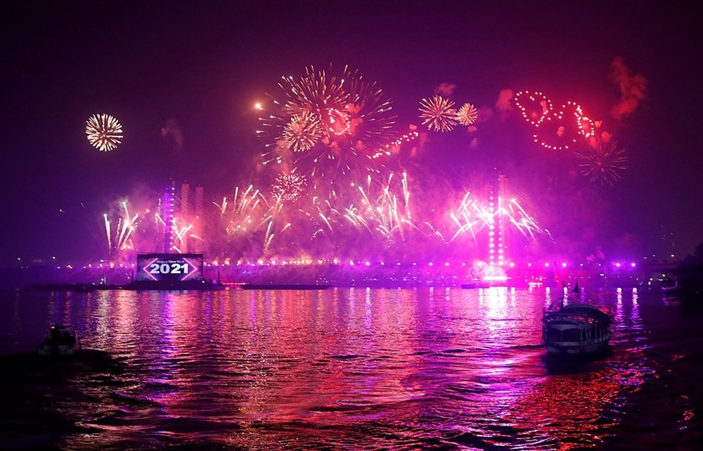Dünya pandeminin gölgesinde 2021'i böyle karşıladı