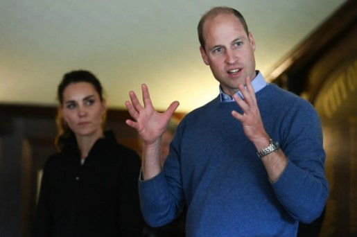 Prens Harry izin versin diye Meghan Markle'ın gözünün içine bakıyor