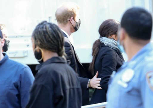 Prens Harry izin versin diye Meghan Markle'ın gözünün içine bakıyor