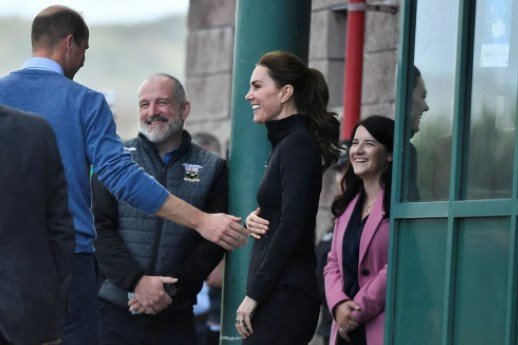 Prens Harry izin versin diye Meghan Markle'ın gözünün içine bakıyor