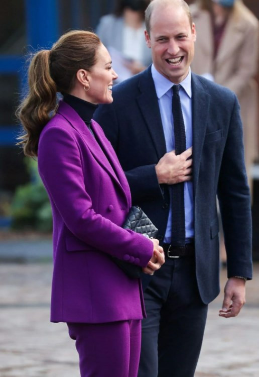 Prens Harry izin versin diye Meghan Markle'ın gözünün içine bakıyor