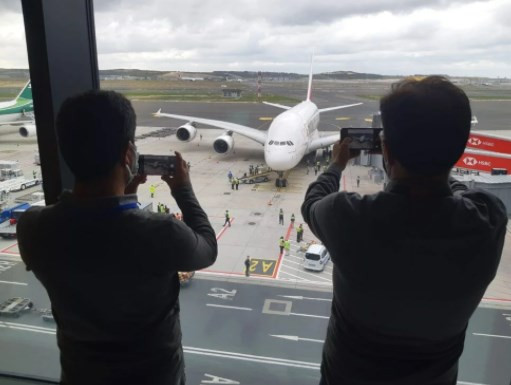 Dünyanın en büyük uçağı İstanbul'a ilk yolcularını taşıdı