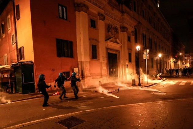İtalya'da Yeşil Geçiş sertifikasına yönelik protestolar olaylı geçti
