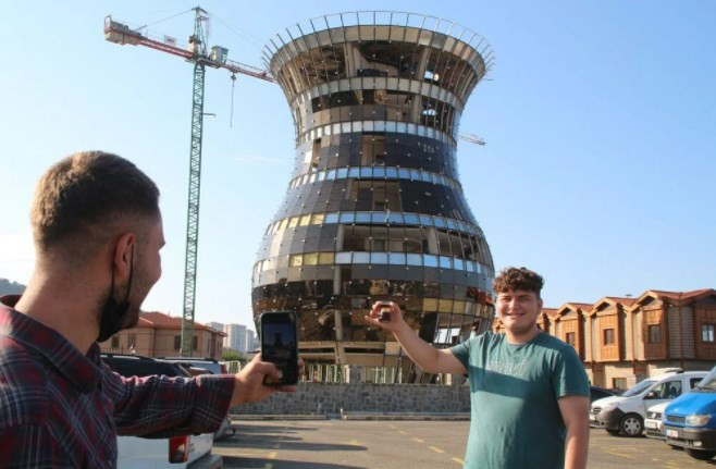 Rize'deki dünyanın en büyük çay bardağı Guinness’e aday