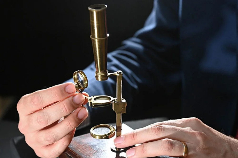 Darwin'in mikroskobu açık artırmada!