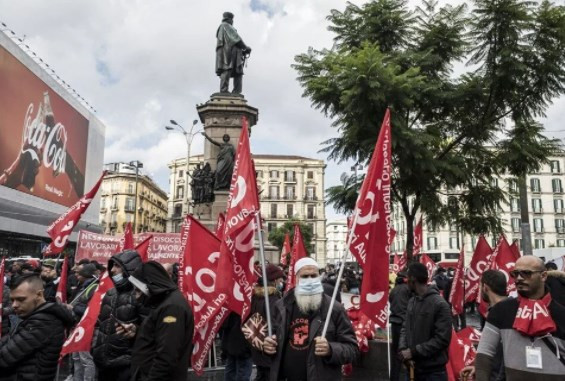 Napoli'de işsizlik ve işten çıkarmalara karşı gösteri düzenlendi