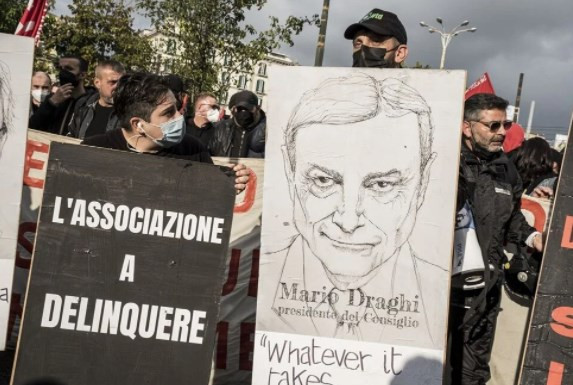Napoli'de işsizlik ve işten çıkarmalara karşı gösteri düzenlendi