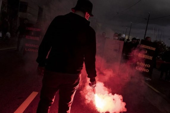 Napoli'de işsizlik ve işten çıkarmalara karşı gösteri düzenlendi
