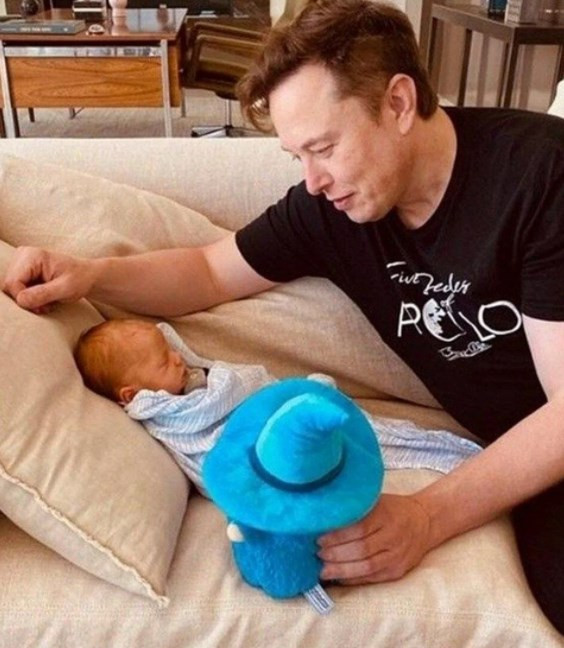 Elon Musk oğlu X AE A-XII ile kamera karşısına geçti