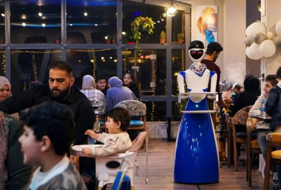 Irak'ın Musul kentindeki bir restoranda robot garsonlar işe başladı