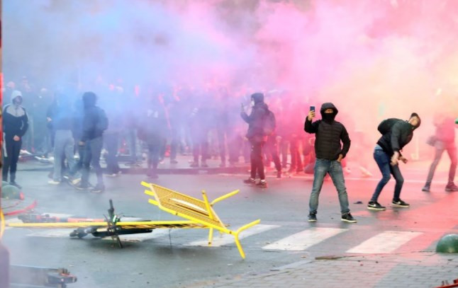 Brüksel'de binlerce kişi bir kez daha Kovid-19 tedbirlerini protesto etti