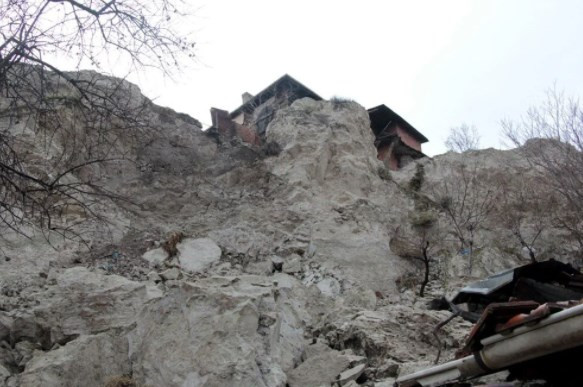 Beypazarı'nda evlerin üzerine kaya yağdı