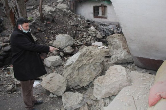 Beypazarı'nda evlerin üzerine kaya yağdı